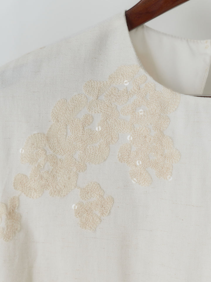 リネンタッチフラワー刺繍ノースリーブトップス