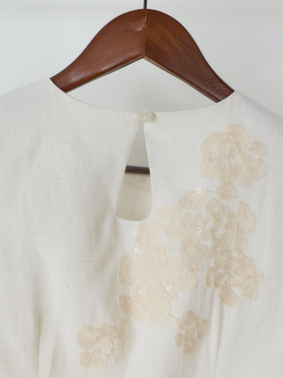 リネンタッチフラワー刺繍ノースリーブトップス