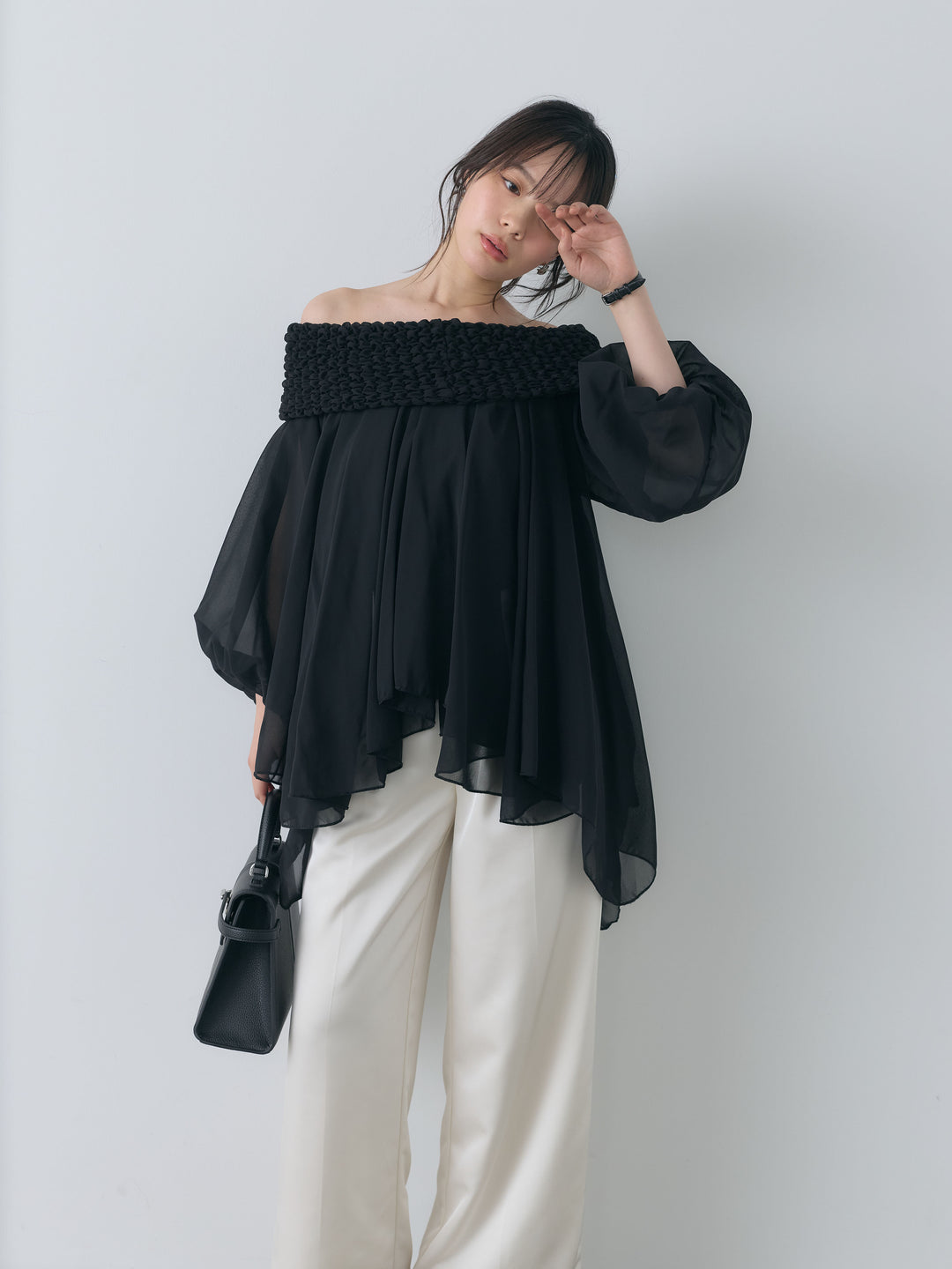【SET】デザイン編みオフショルダーシアーブラウス+【Essential】センタープレスサテンパンツ(2set)