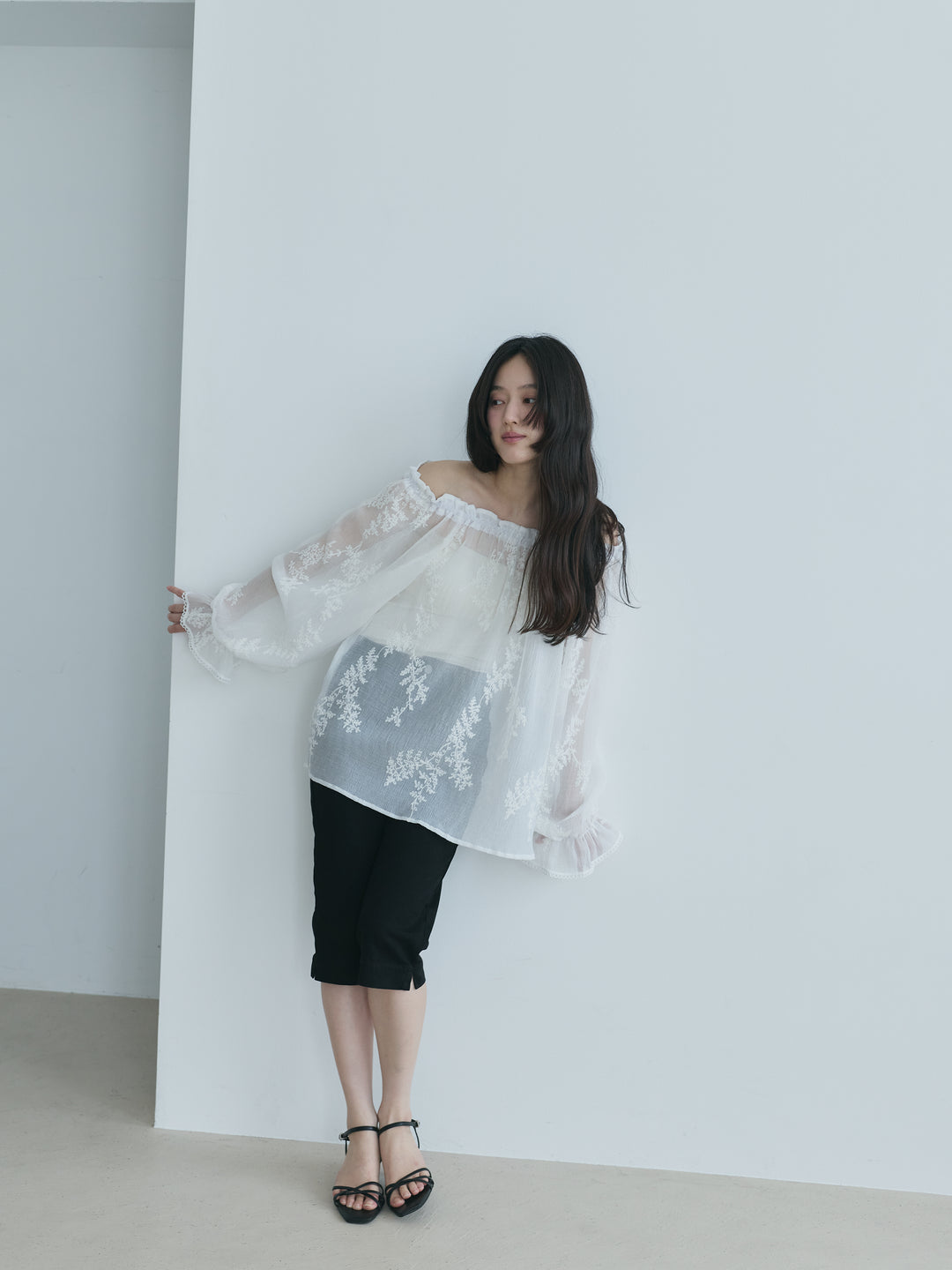 シフォンリーフ刺繍オフショルダーチュニック