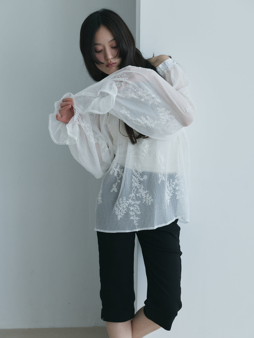 【SET】シフォンリーフ刺繍オフショルダーチュニック+ストレッチコットンカプリパンツ(2set)