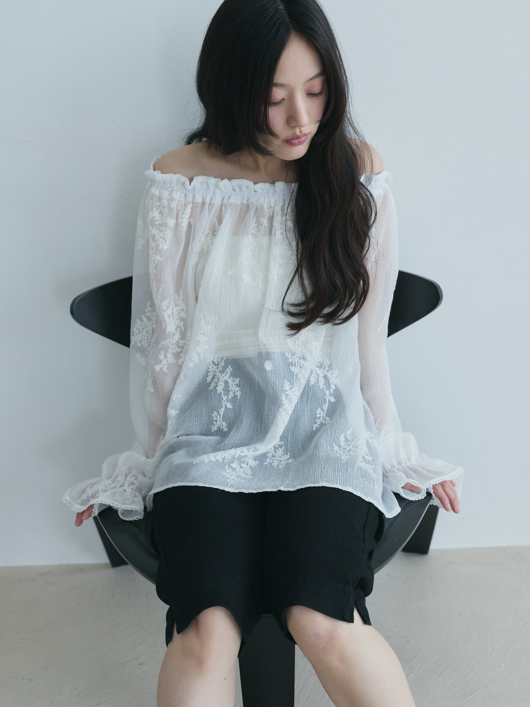 【SET】シフォンリーフ刺繍オフショルダーチュニック+ストレッチコットンカプリパンツ(2set)