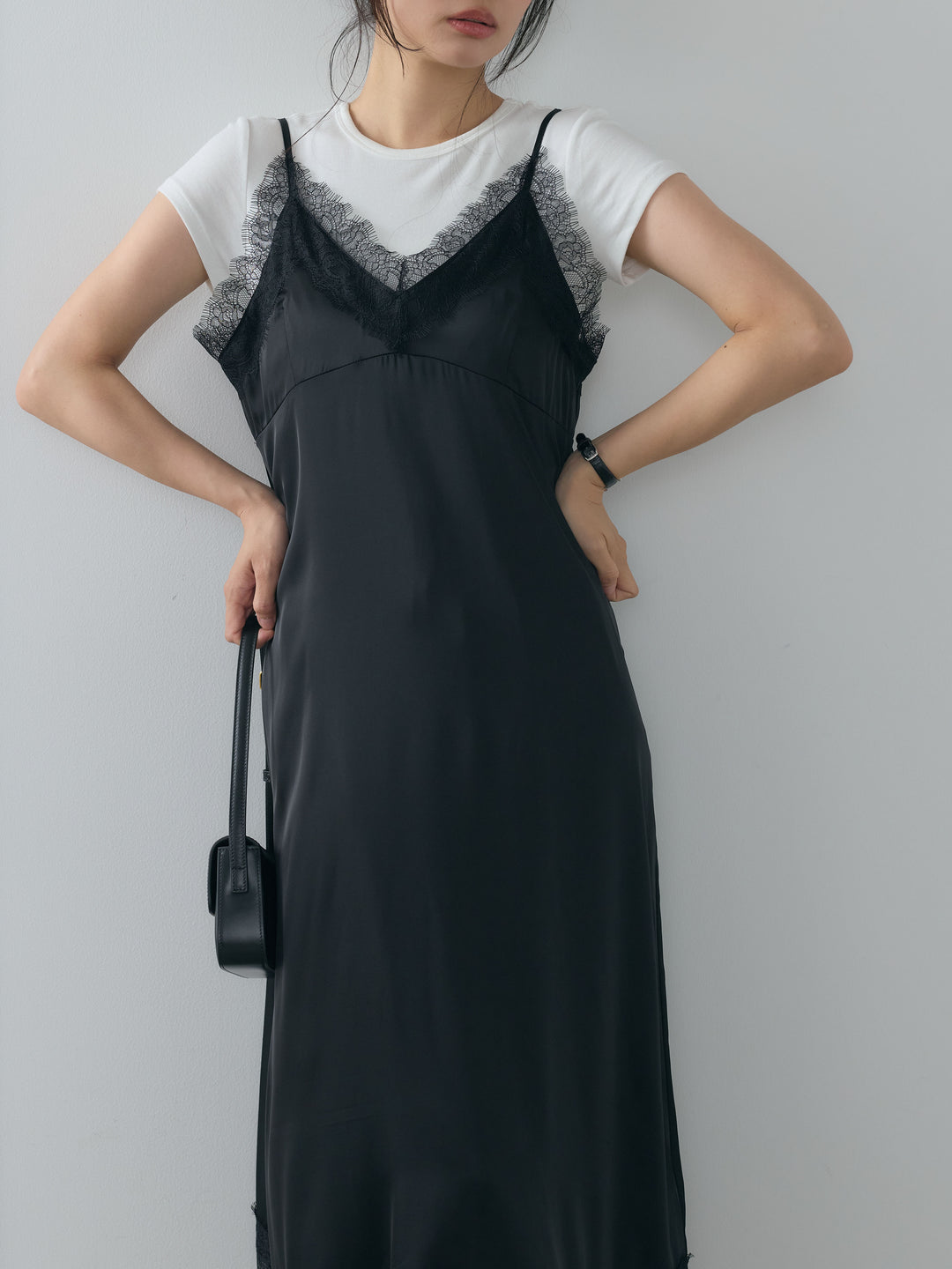 【SET】ライトサテンレーストリムキャミワンピース+クルーネックフィットTシャツ+センタープレスベーシックストレートパンツ(3set)