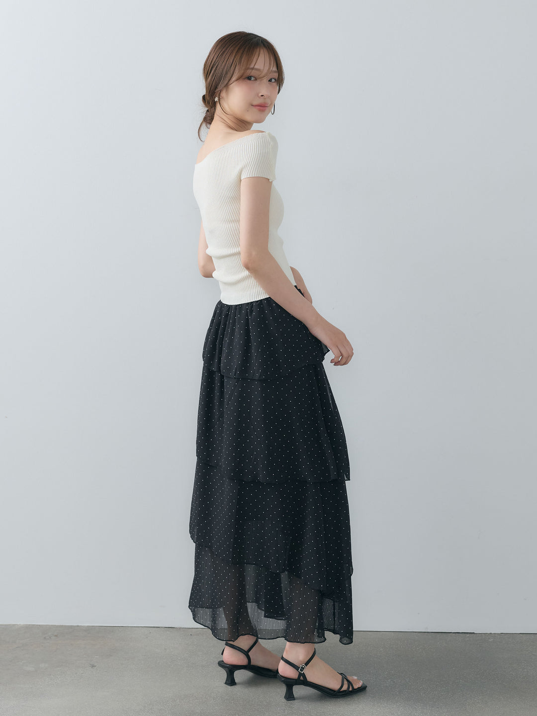 【SET】フロントポイントオフショルニットトップス+ドット柄ラッフルスカート(2set)