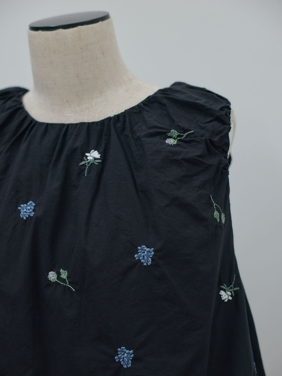 配色刺繍バルーンノースリブラウス
