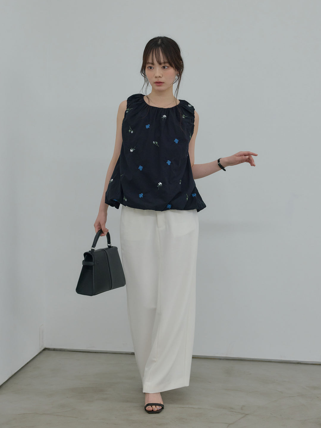 配色刺繍バルーンノースリブラウス