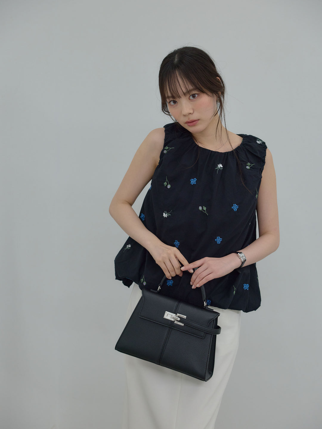 配色刺繍バルーンノースリブラウス