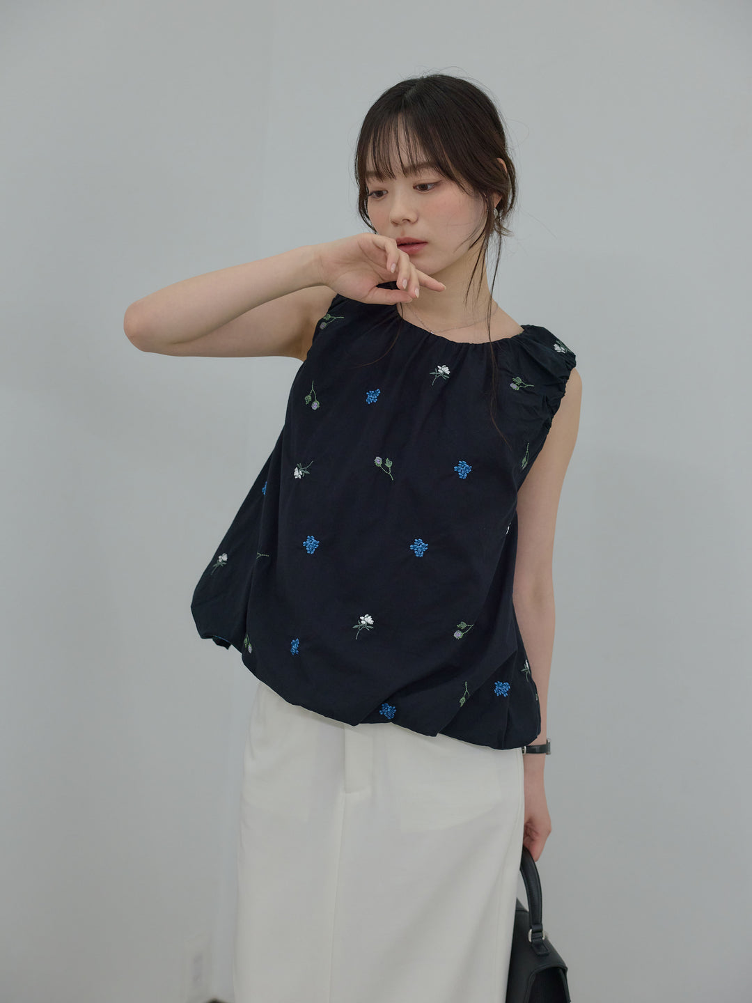 配色刺繍バルーンノースリブラウス