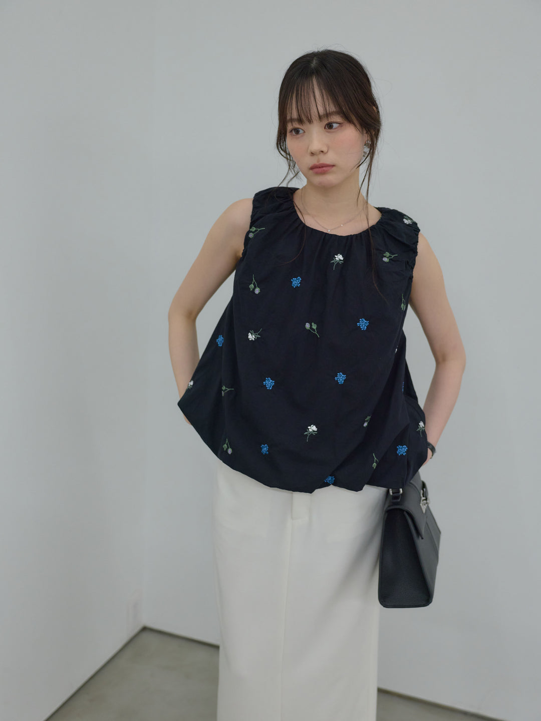 配色刺繍バルーンノースリブラウス