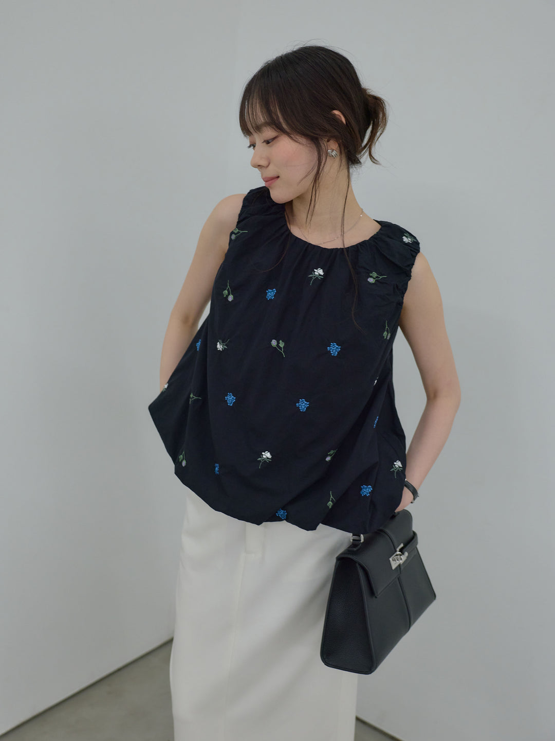 配色刺繍バルーンノースリブラウス