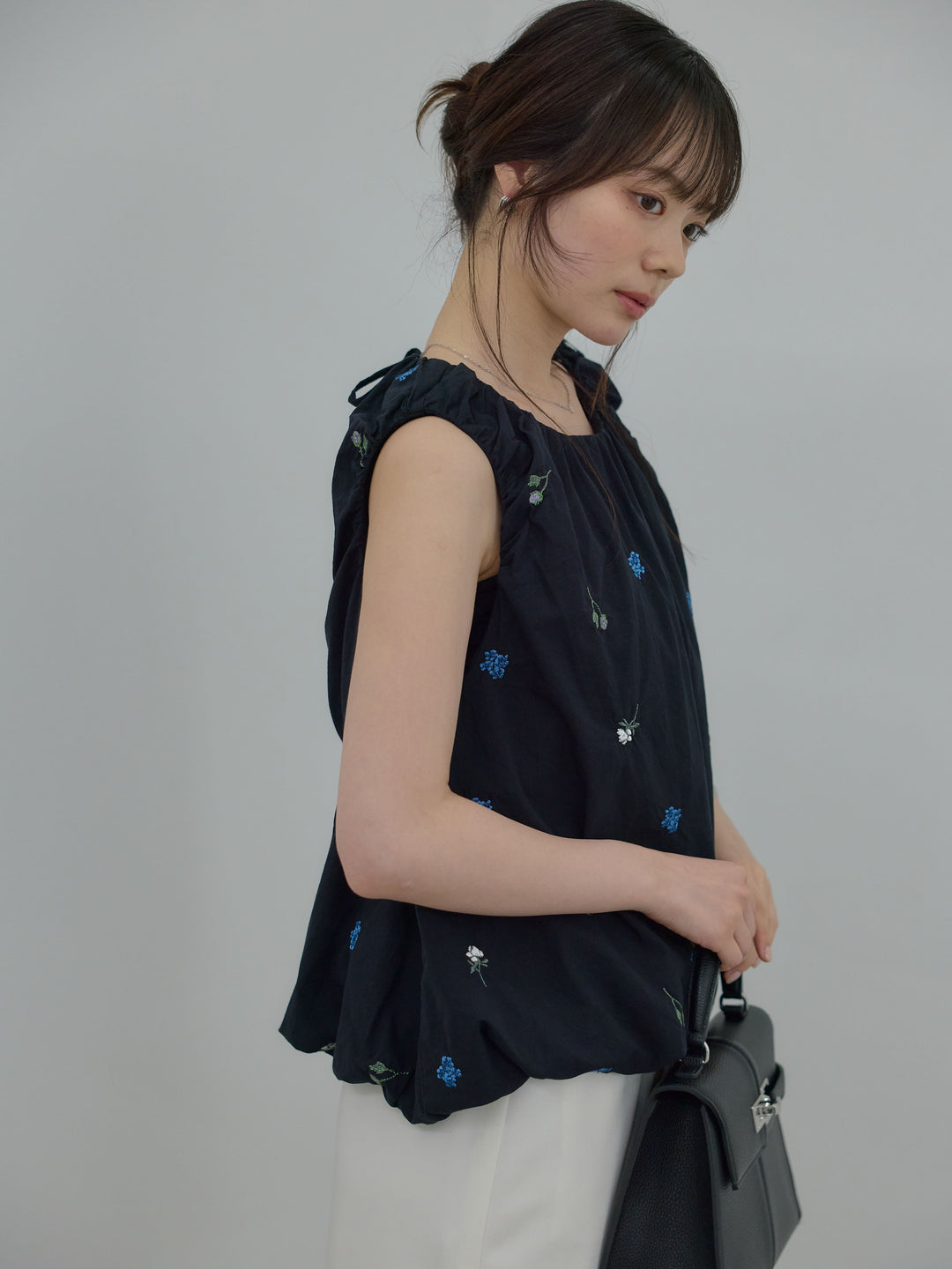 配色刺繍バルーンノースリブラウス