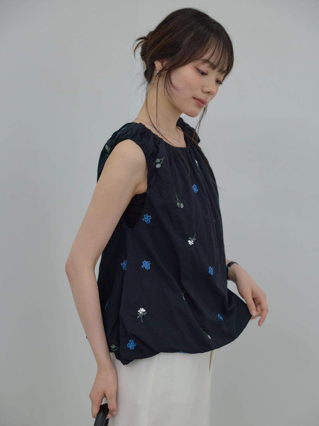 配色刺繍バルーンノースリブラウス