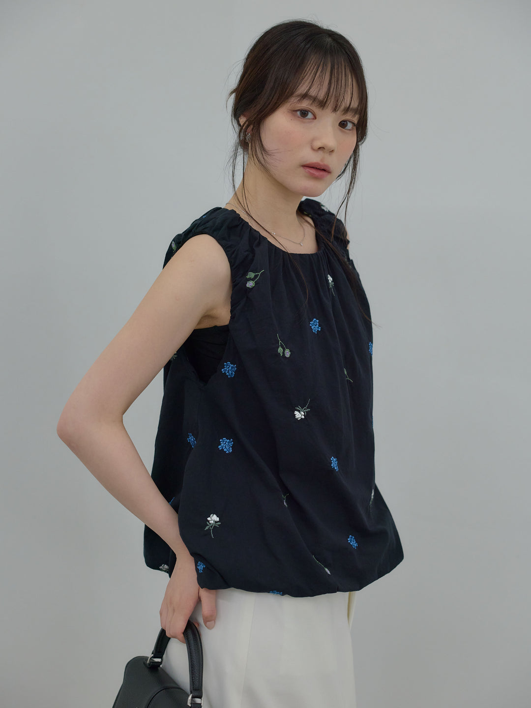 配色刺繍バルーンノースリブラウス
