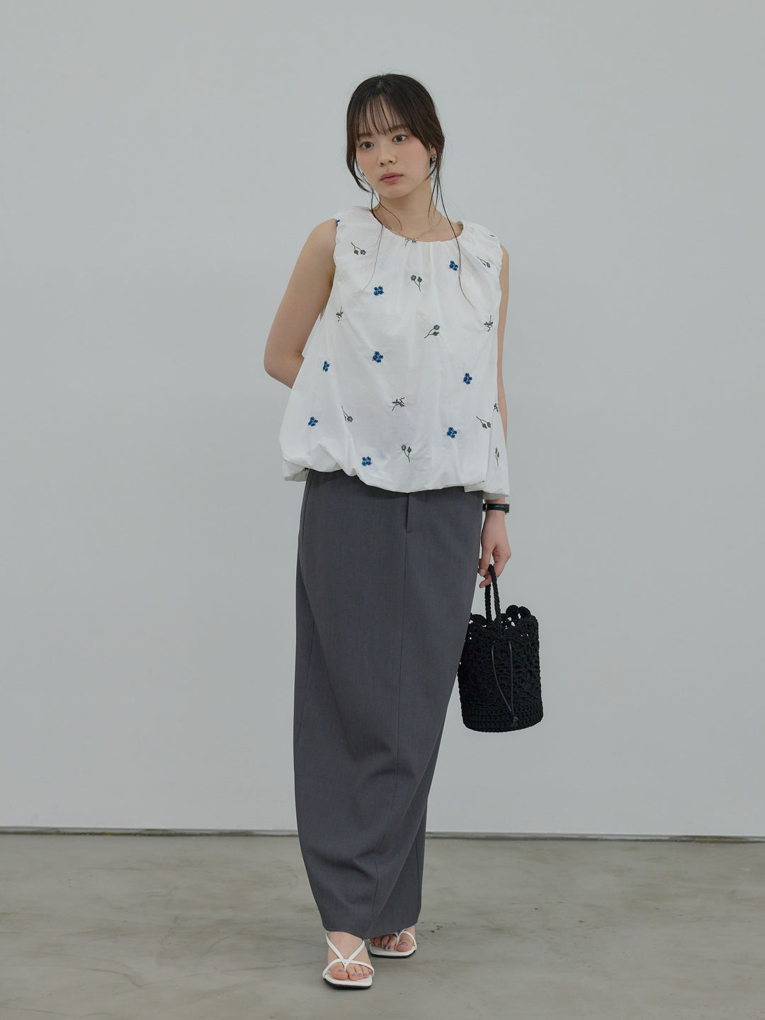 配色刺繍バルーンノースリブラウス