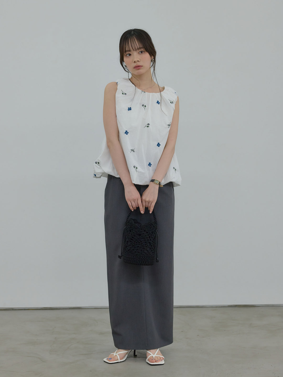 配色刺繍バルーンノースリブラウス