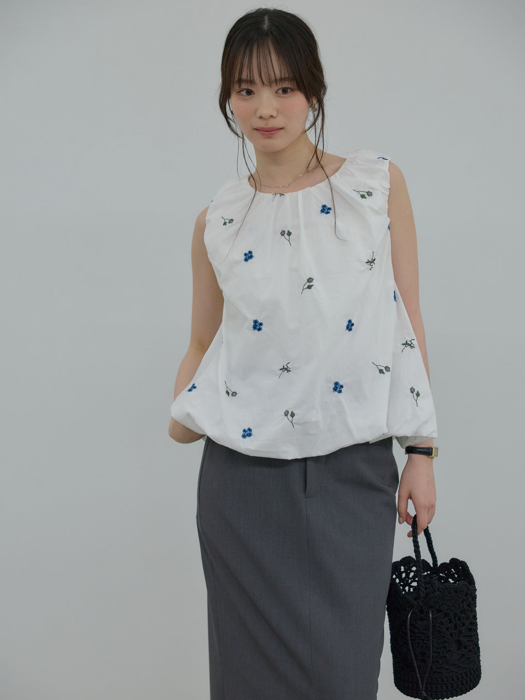 配色刺繍バルーンノースリブラウス