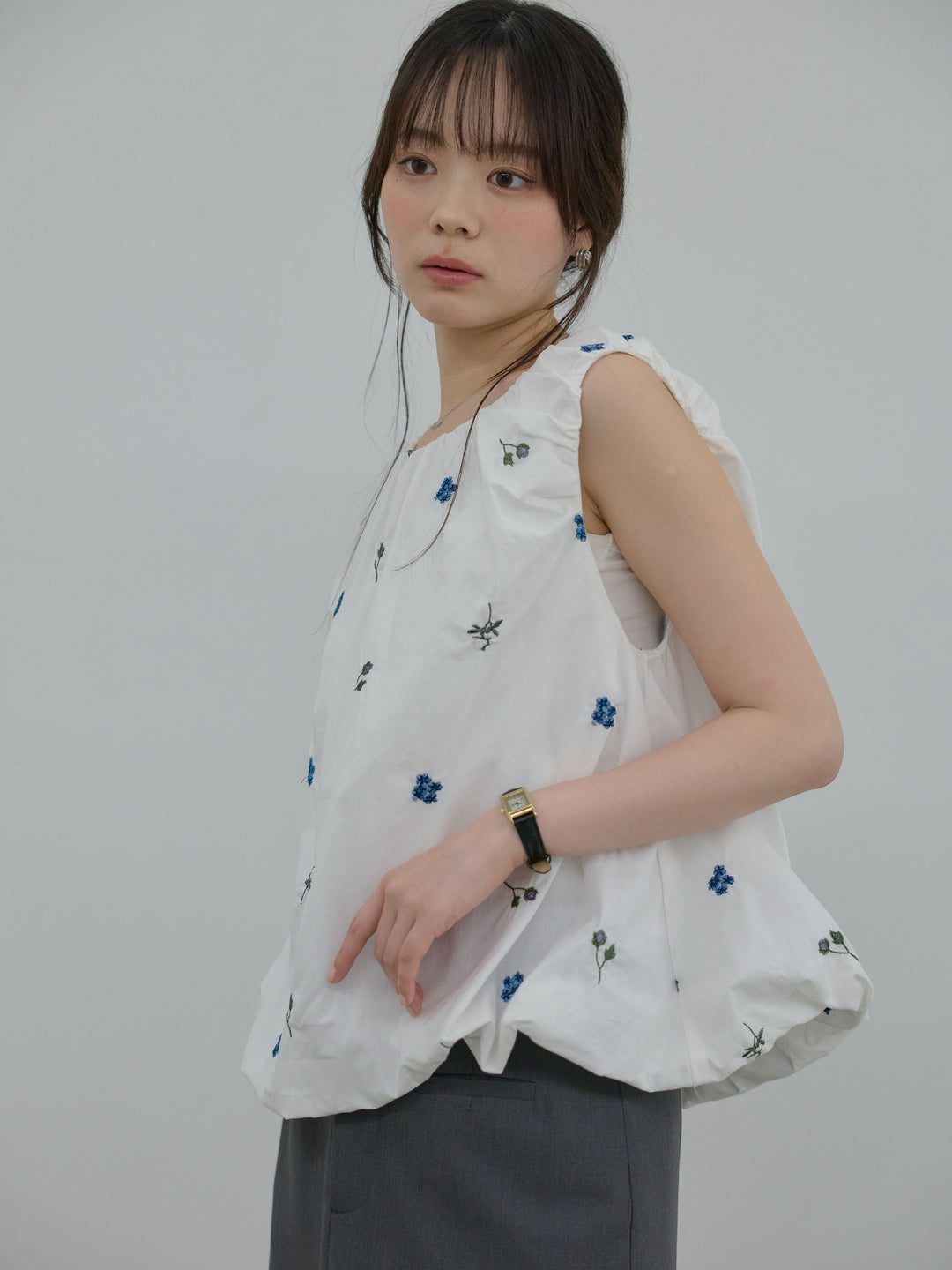 配色刺繍バルーンノースリブラウス