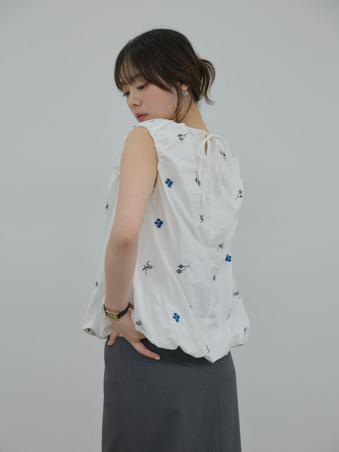 配色刺繍バルーンノースリブラウス