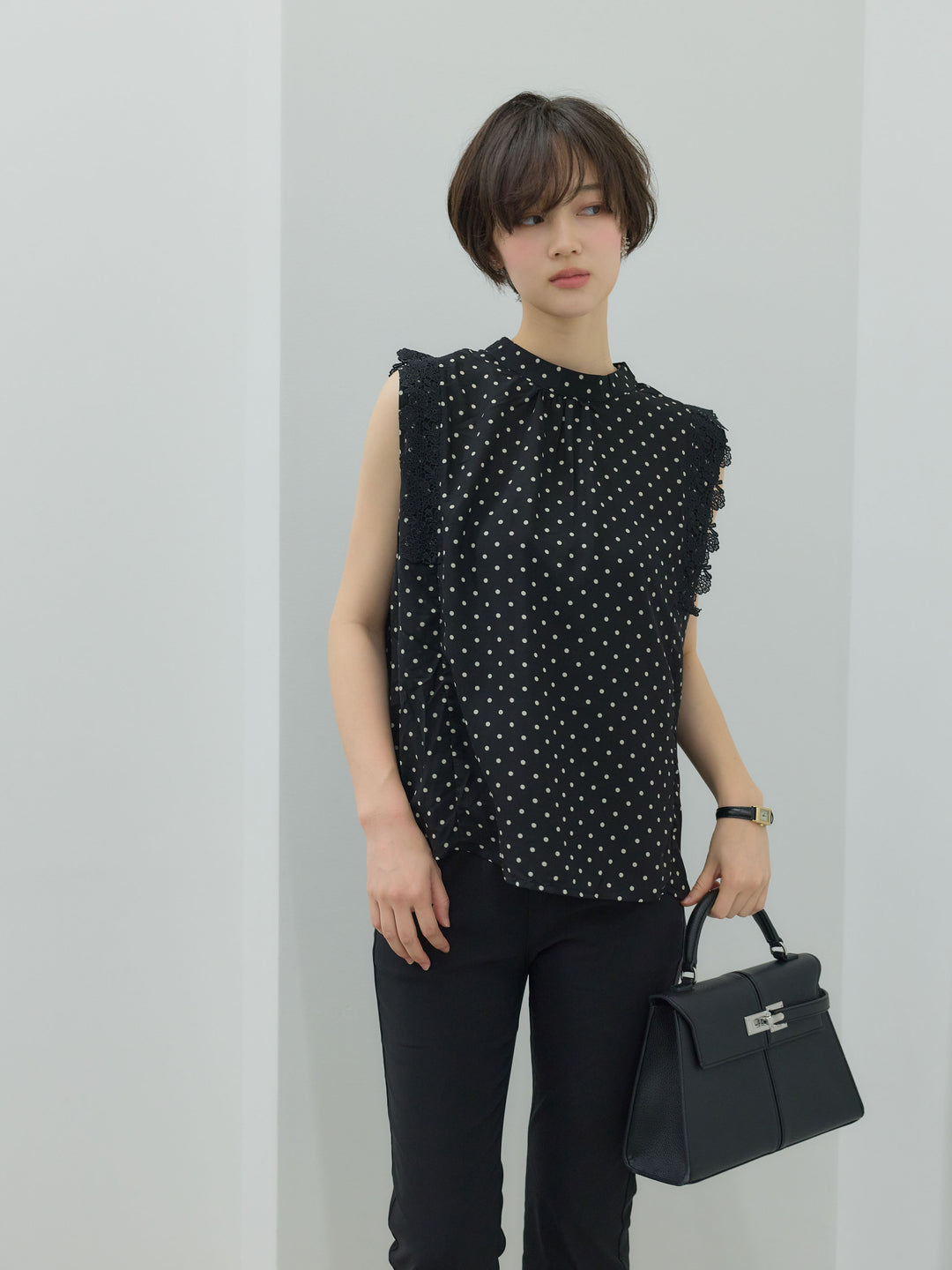 アソート柄ショルダーレースノースリーブブラウス