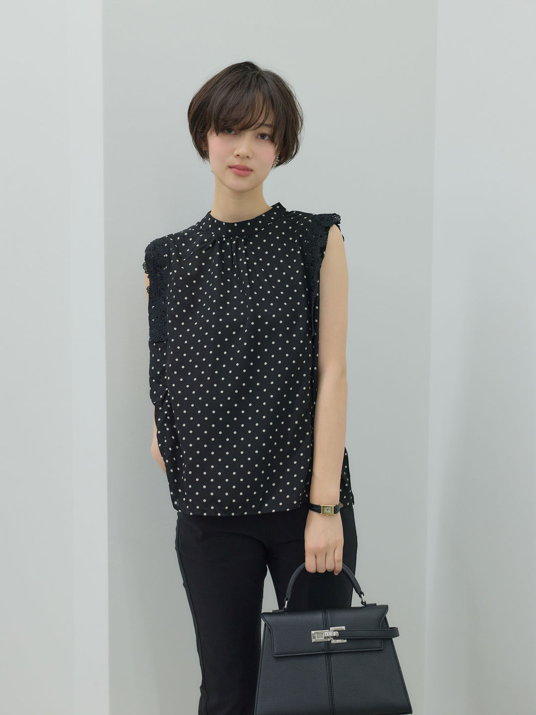 アソート柄ショルダーレースノースリーブブラウス