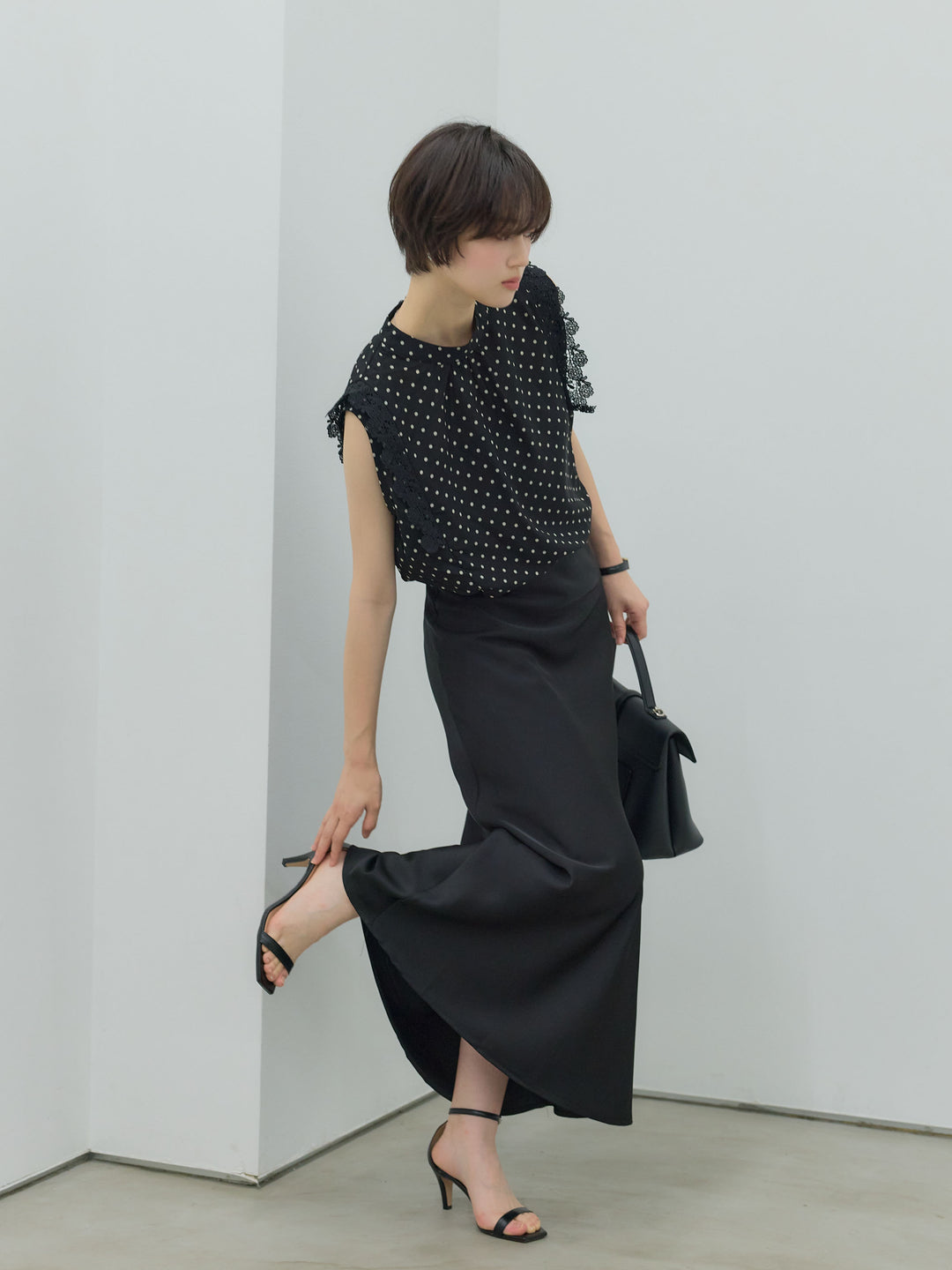 アソート柄ショルダーレースノースリーブブラウス