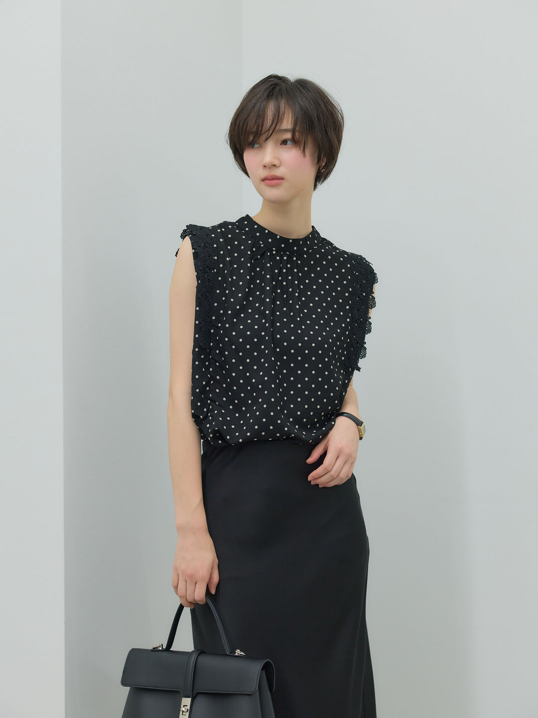 アソート柄ショルダーレースノースリーブブラウス