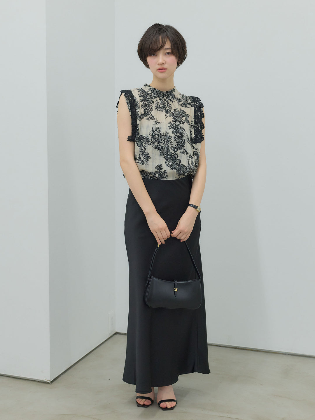 アソート柄ショルダーレースノースリーブブラウス