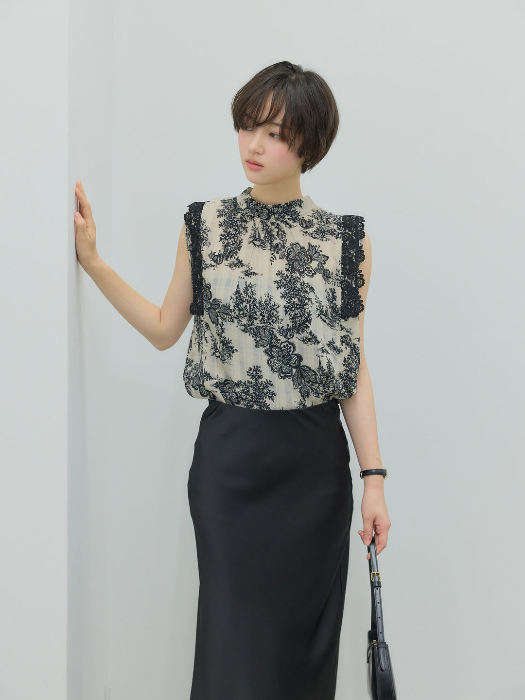 アソート柄ショルダーレースノースリーブブラウス