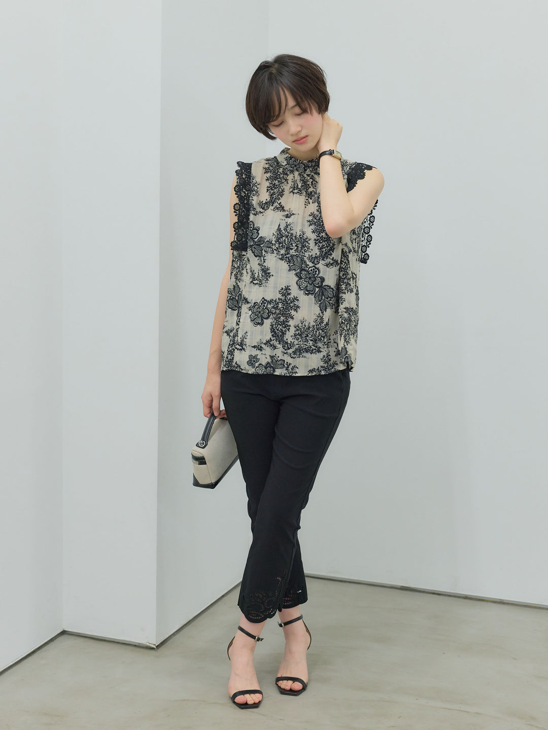アソート柄ショルダーレースノースリーブブラウス