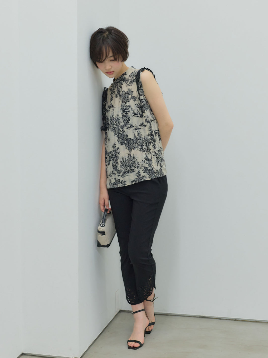 スカラップレースストレッチカプリパンツ
