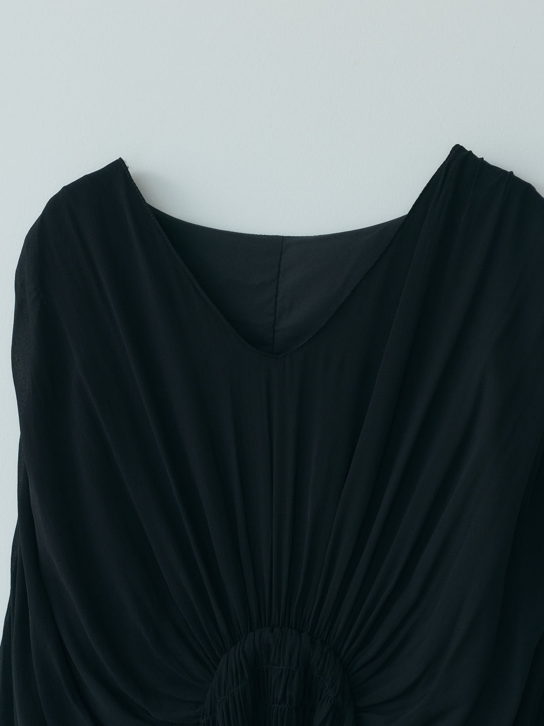 Vネックシャーリングシアーブラウス