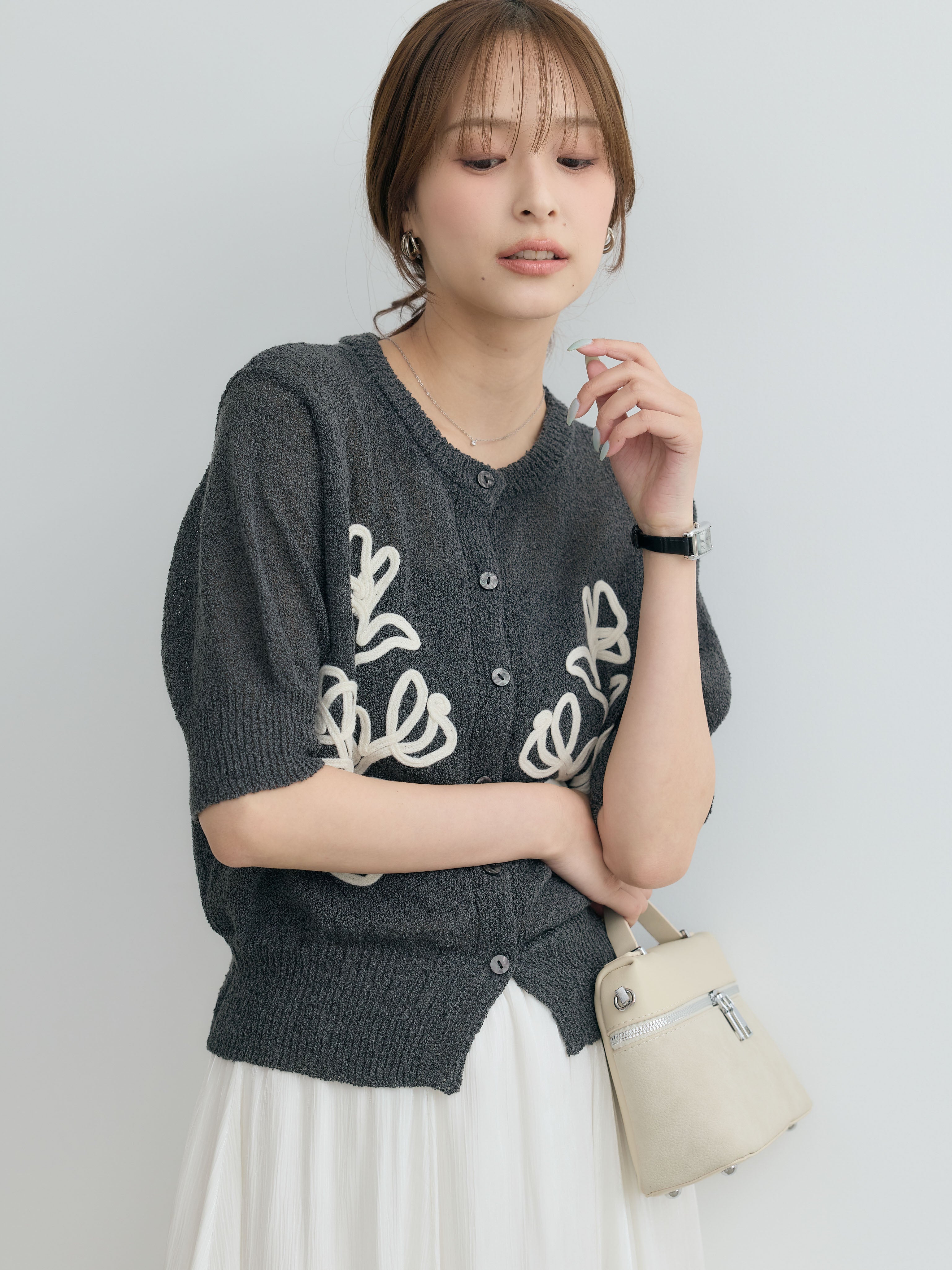 ノコオーノさん★フラワー装飾 半袖カーディガン 　グレージュ フラワーテープ刺繍半袖カーディガン – nairo