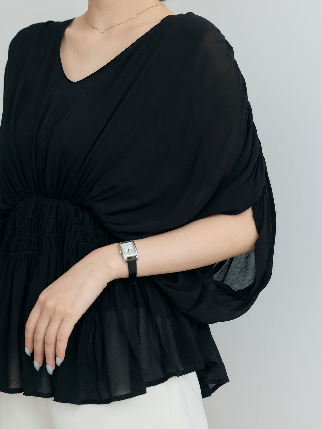 Vネックシャーリングシアーブラウス