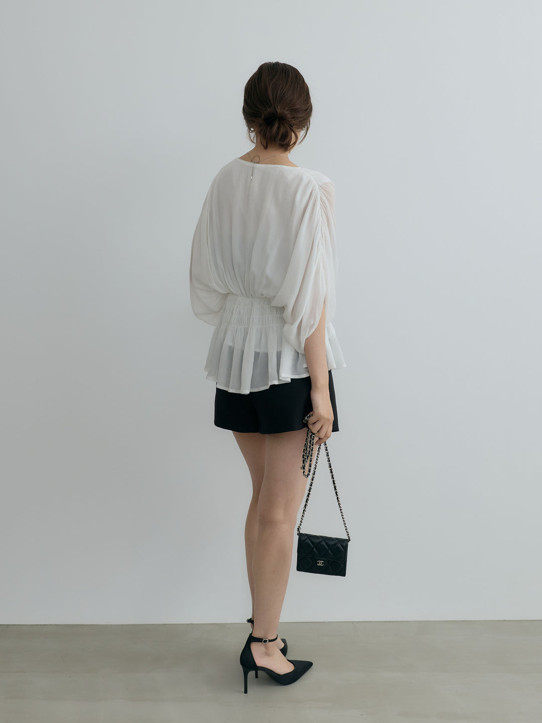 Vネックシャーリングシアーブラウス