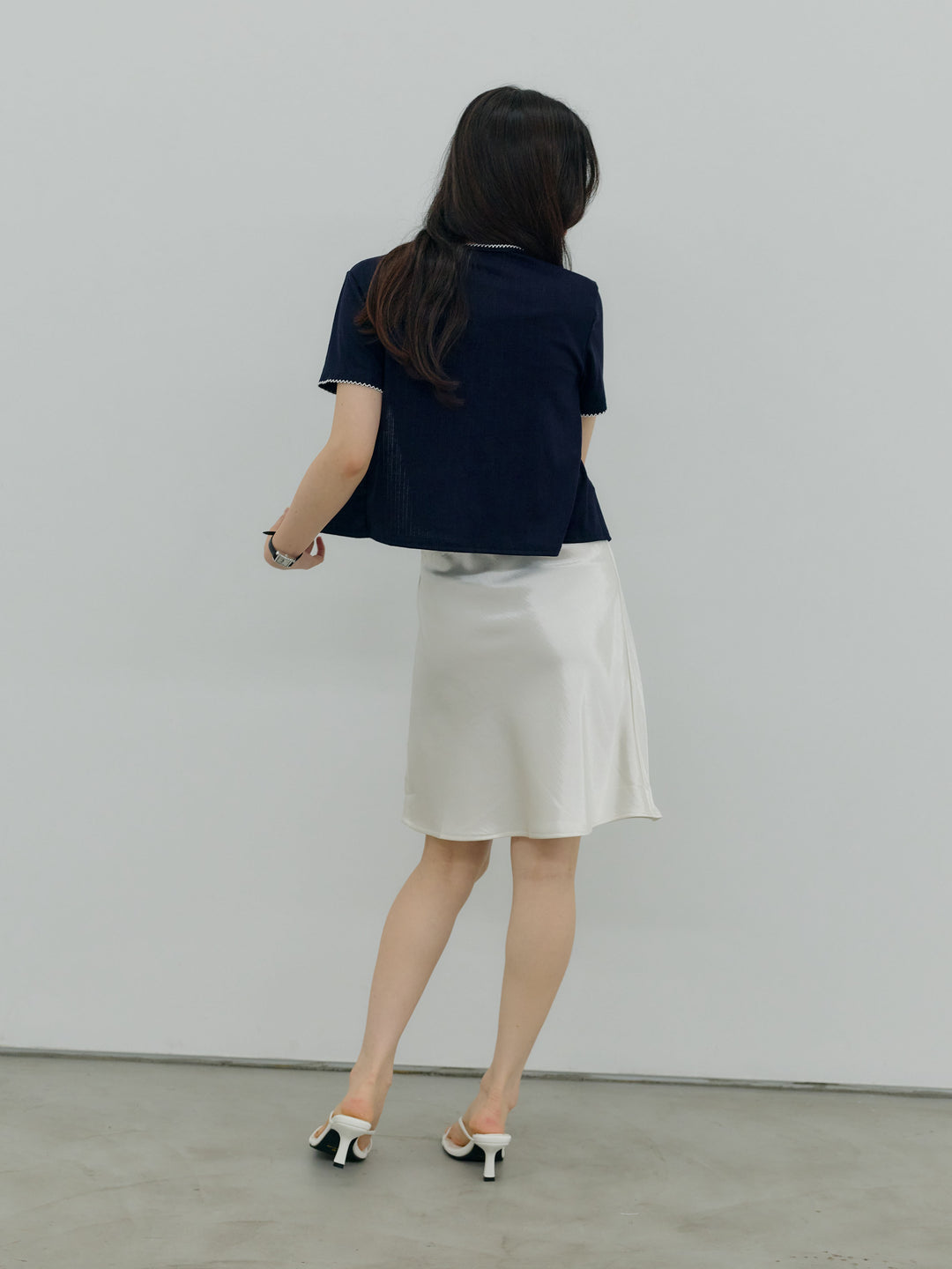 サテンミディスカート