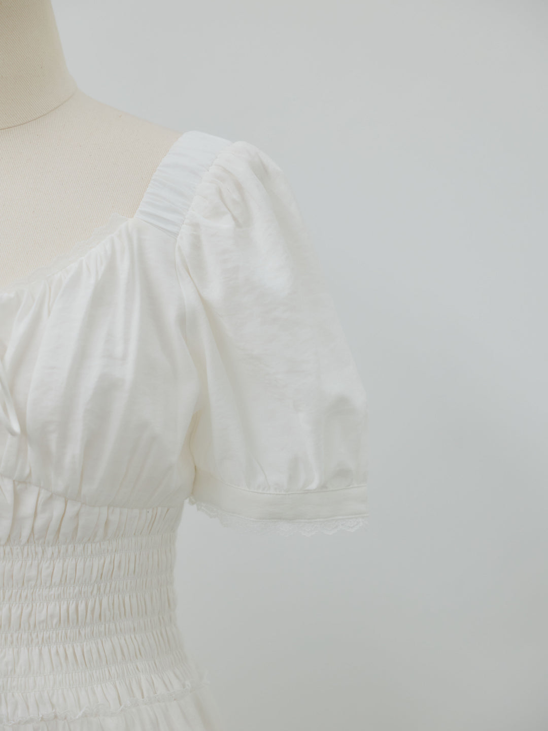 【Essential】Airy lace trim waist shirring one piece