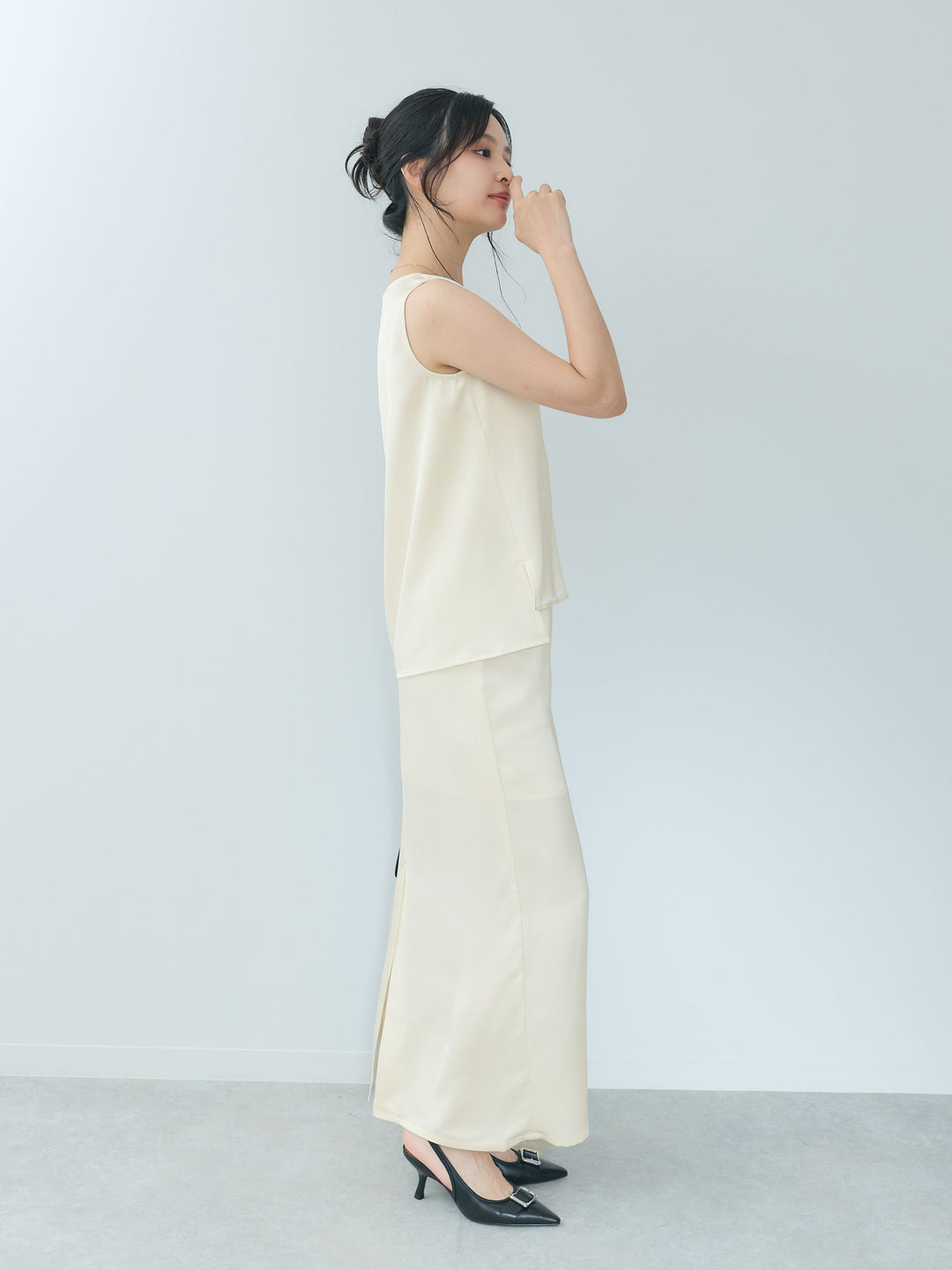 【Essential】Satin side slit sleeveless tops