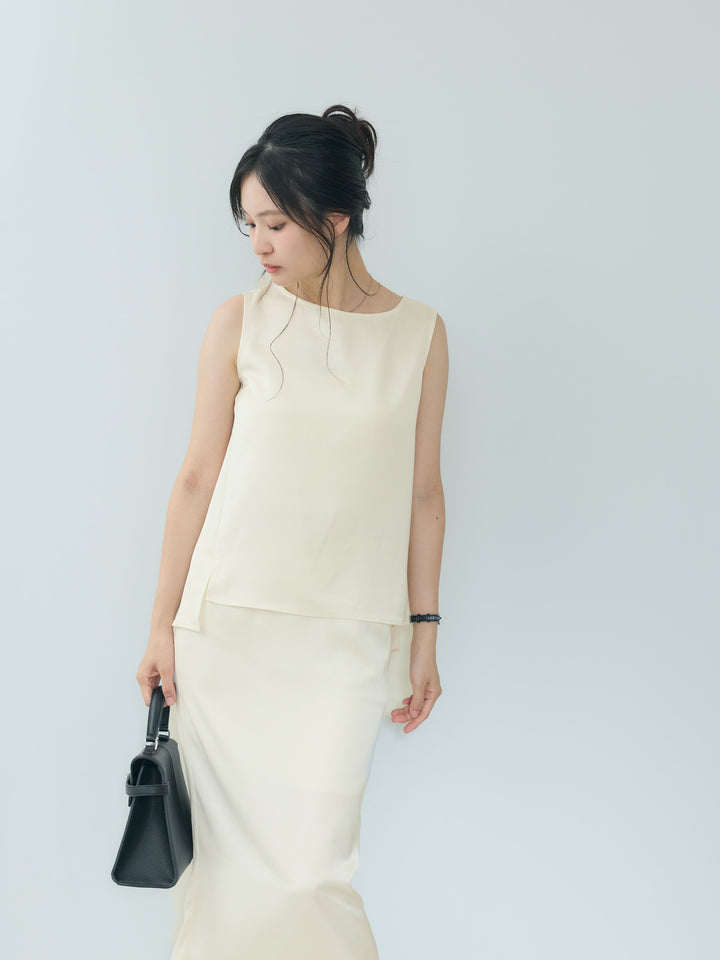 【Essential】Satin side slit sleeveless tops