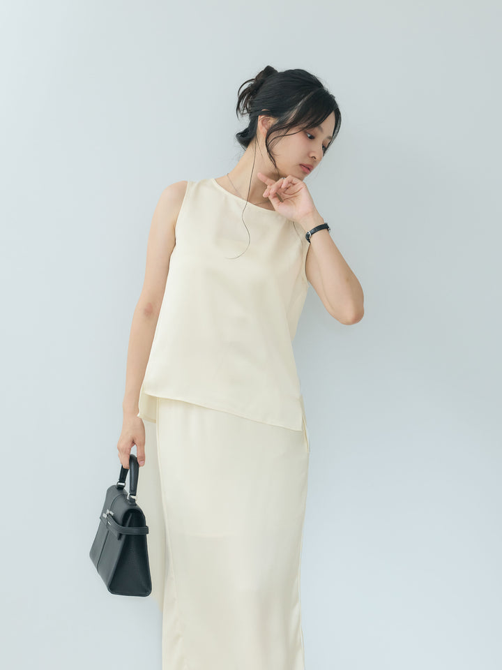 【Essential】Satin side slit sleeveless tops