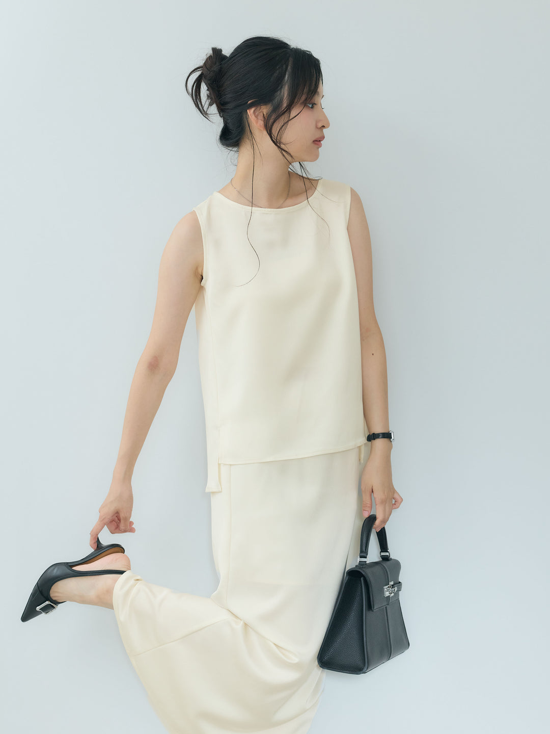 【Essential】Satin side slit sleeveless tops