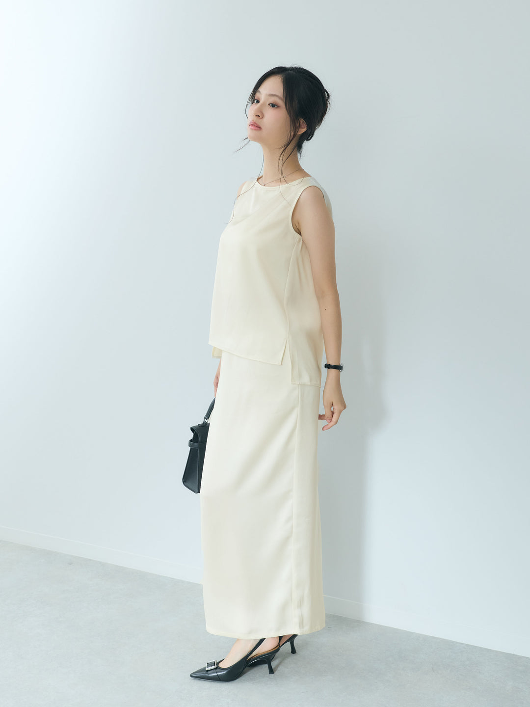 【Essential】Satin side slit sleeveless tops