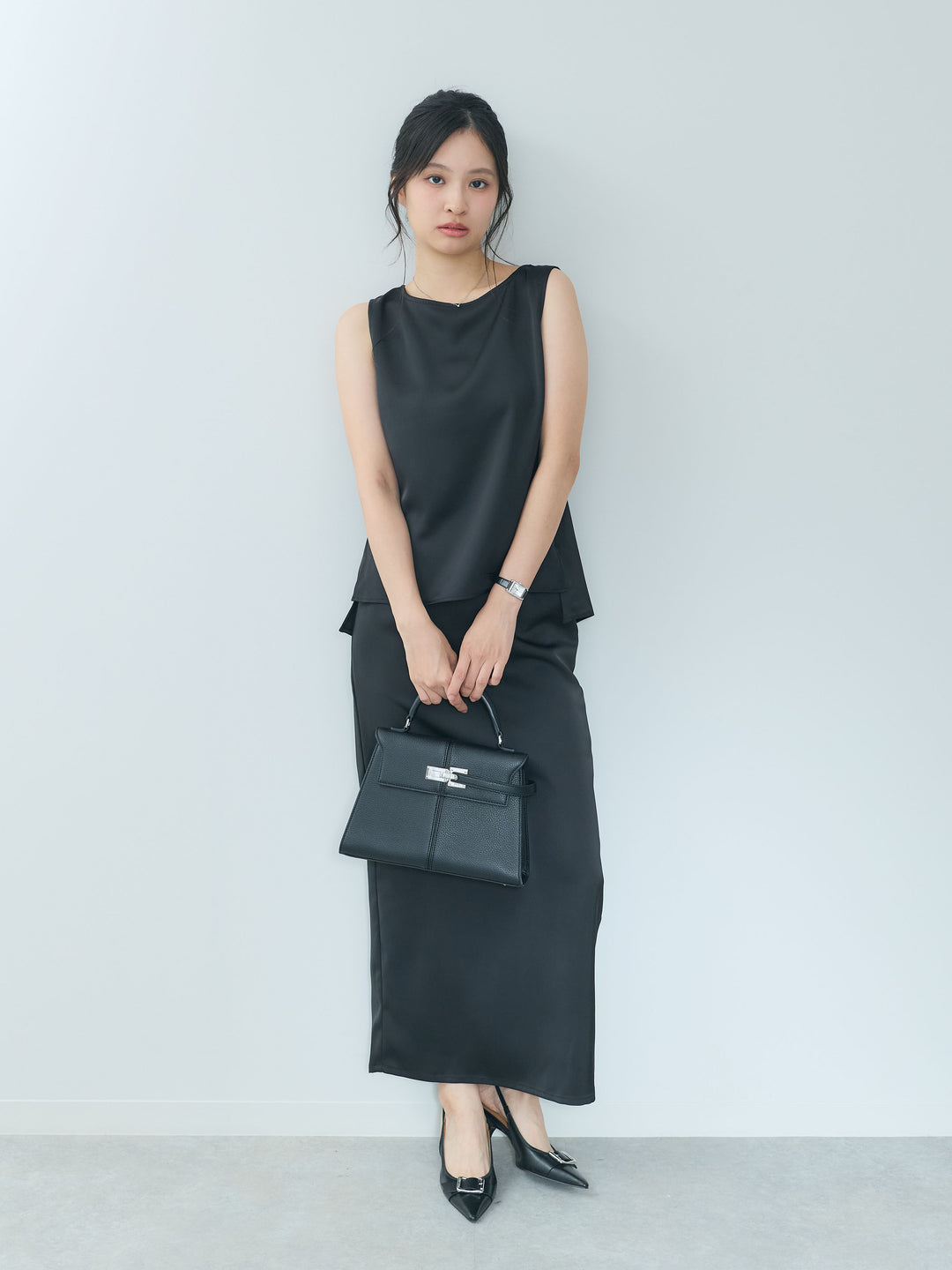 【Essential】Satin side slit sleeveless tops