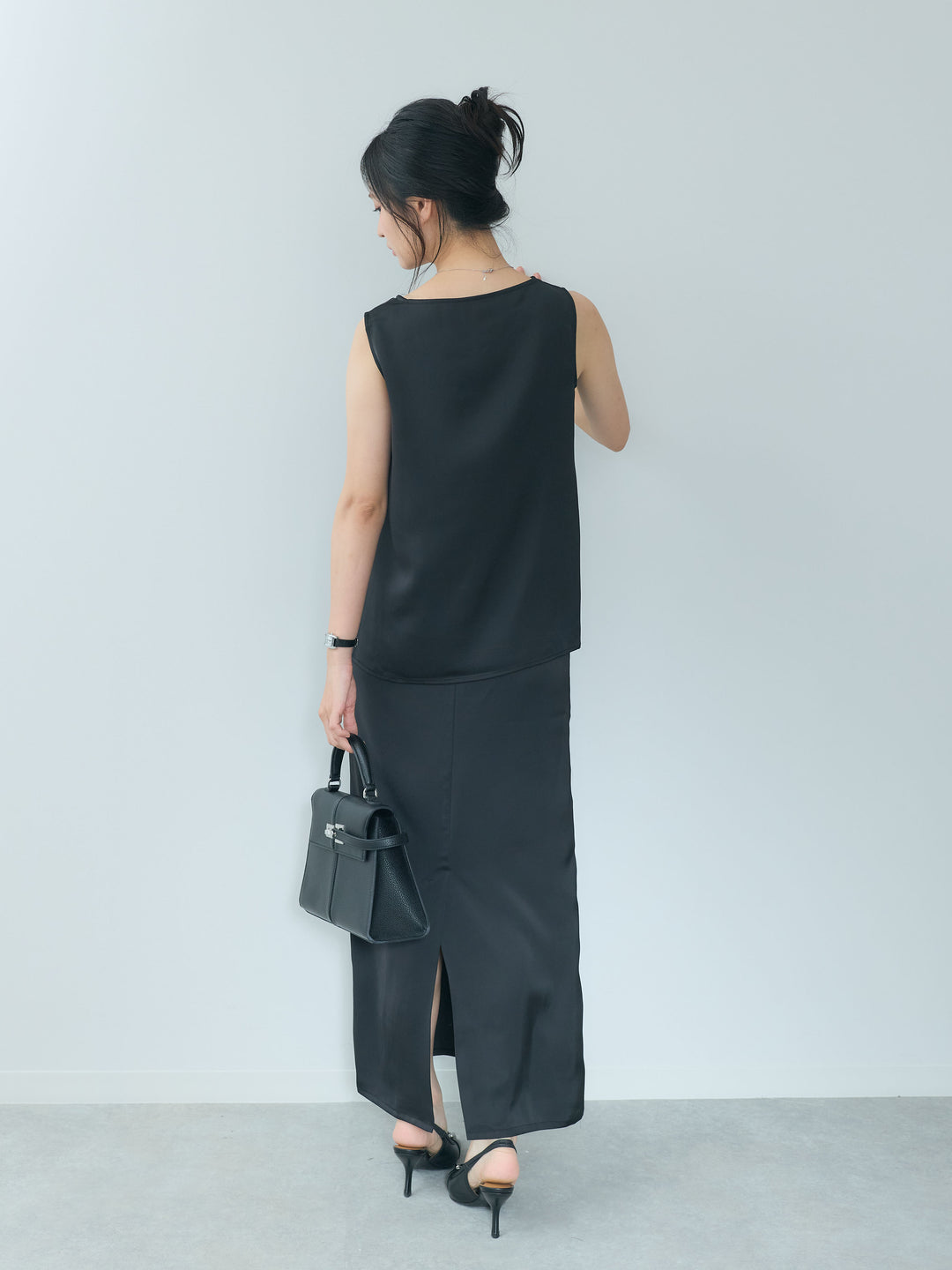 【Essential】Satin side slit sleeveless tops