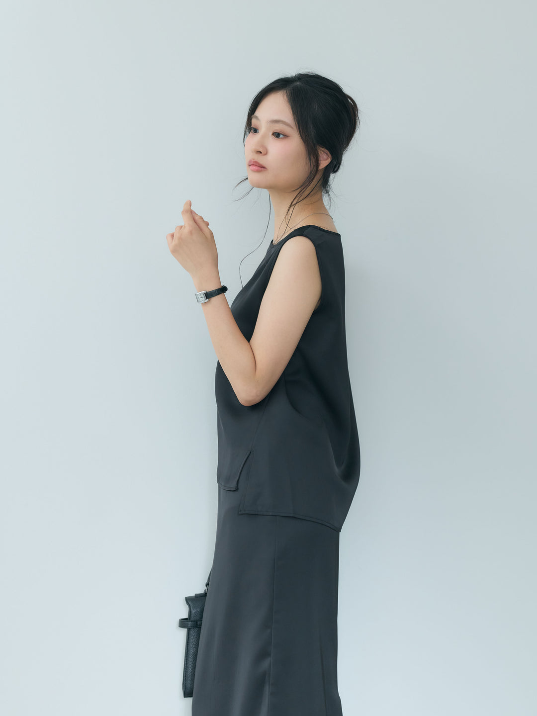 【Essential】Satin side slit sleeveless tops