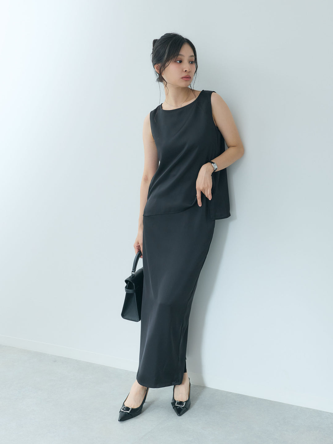 【Essential】Satin side slit sleeveless tops