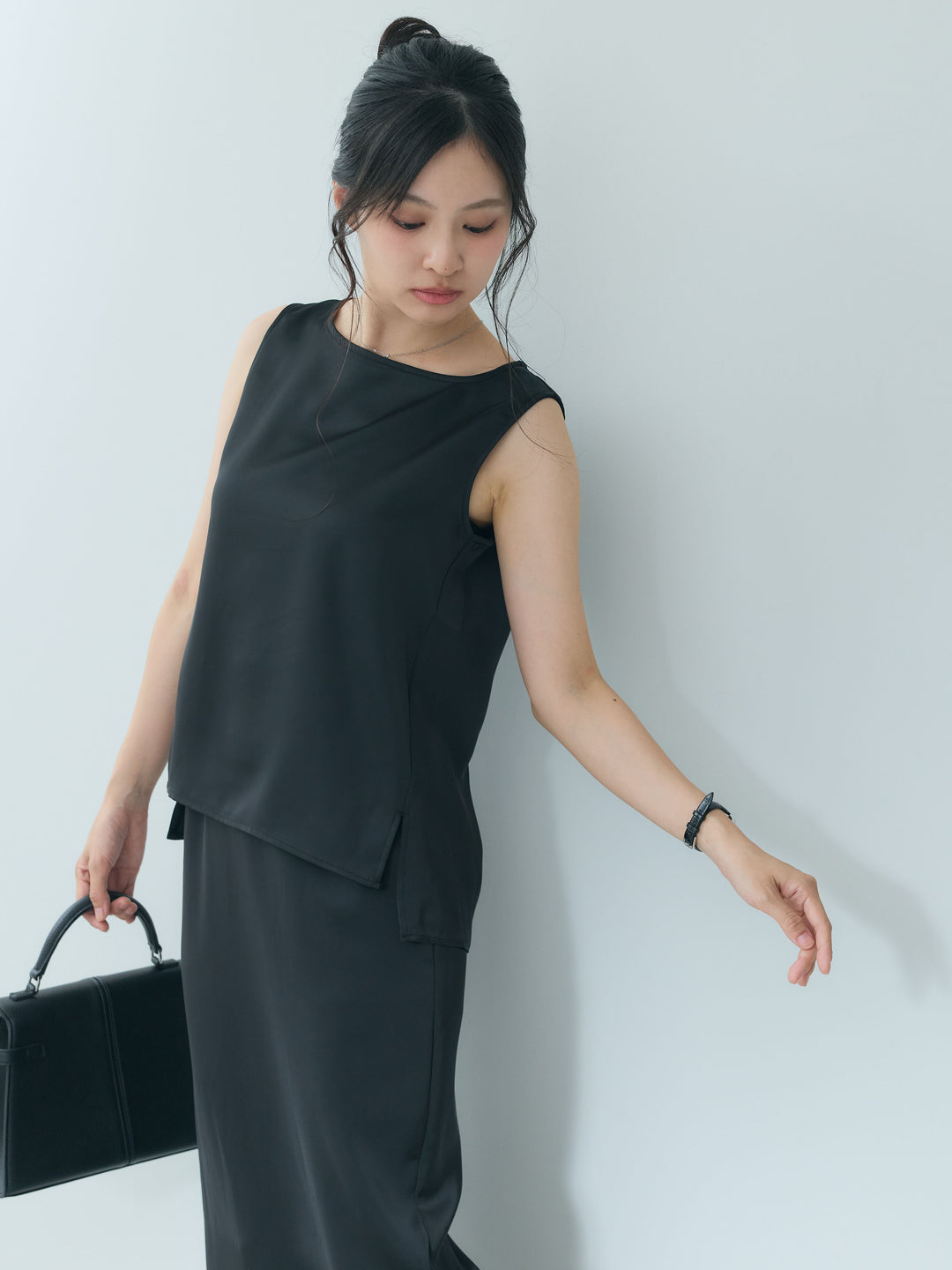 【Essential】Satin side slit sleeveless tops