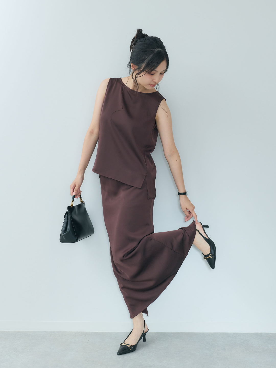 【Essential】Satin side slit sleeveless tops