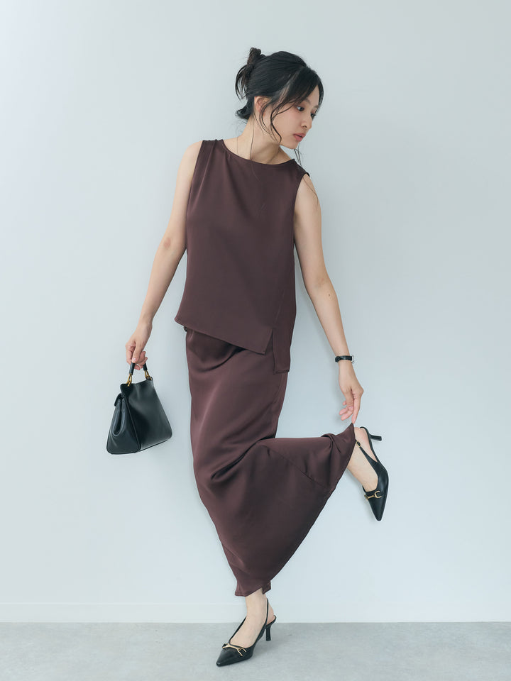 【Essential】Satin side slit sleeveless tops