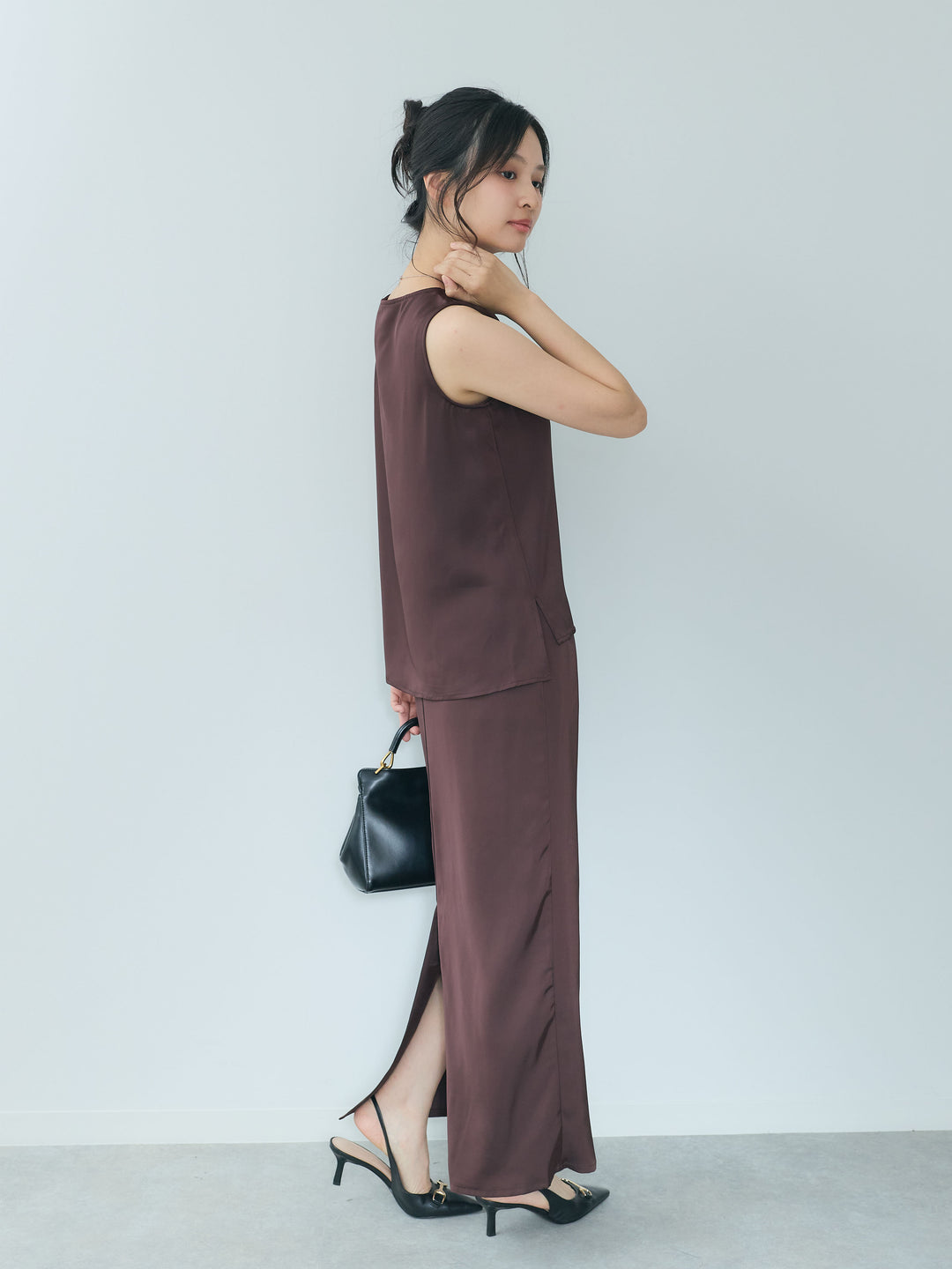 【Essential】Satin side slit sleeveless tops