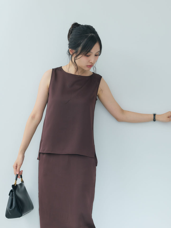 【Essential】Satin side slit sleeveless tops